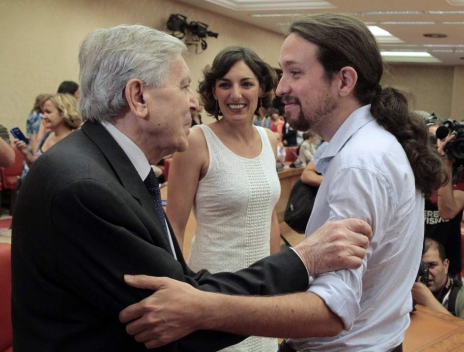 Eran otros tiempos. Imagen de archivo de Carlos Jiménez Villarejo saludando a Pablo Iglesias. 