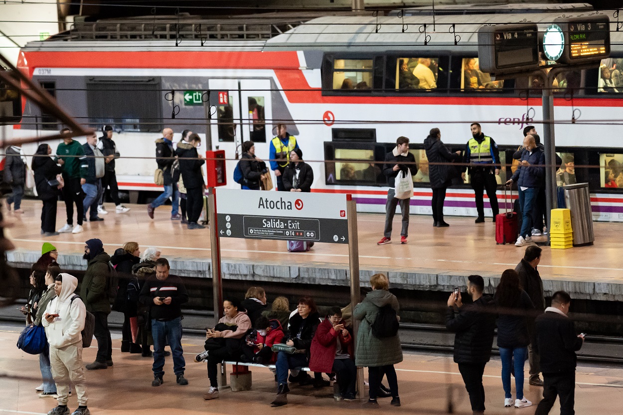 Varias personas en un andén el día en el que ha descarrillado un tren en Atocha. EP.