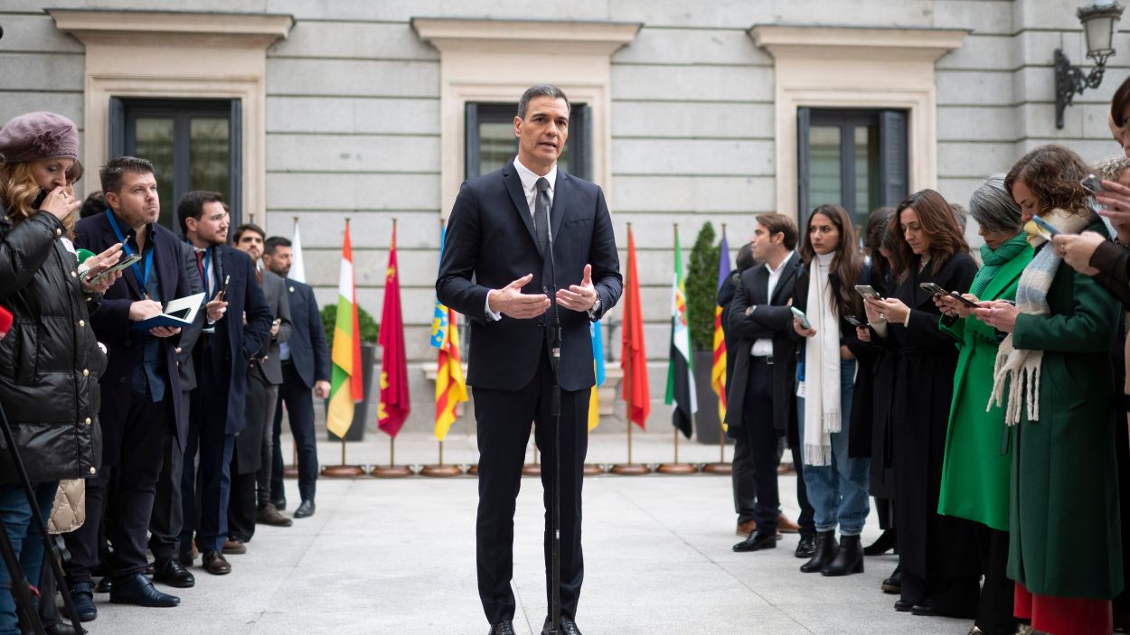 El presidente del Gobierno, Pedro Sánchez, atiende a medios a su llegada al acto de homenaje a la Constitución, en el Congreso de los Diputados, a 6 de diciembre de 2023, en Madrid (España). 