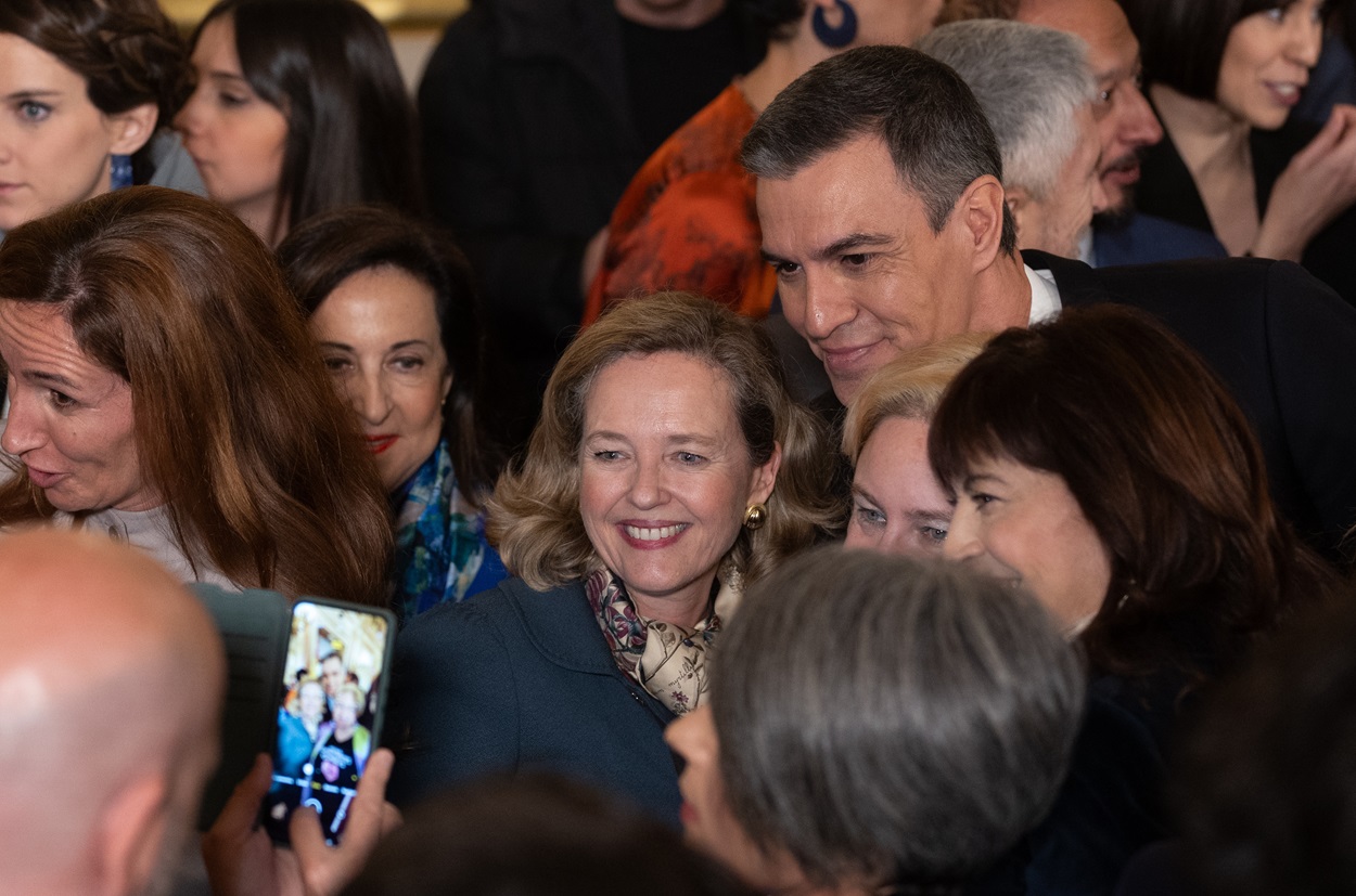 Sánchez y Calviño posan frente a las cámaras en el Congreso. EP