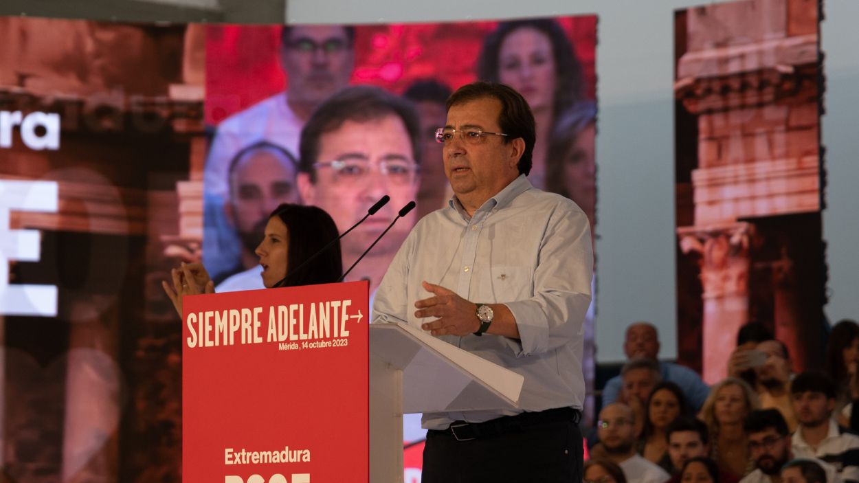 Guillermo Fernández Vara, interviene durante un acto público del partido, en la Institución Ferial de Mérida, a 14 de octubre de 2023. EP