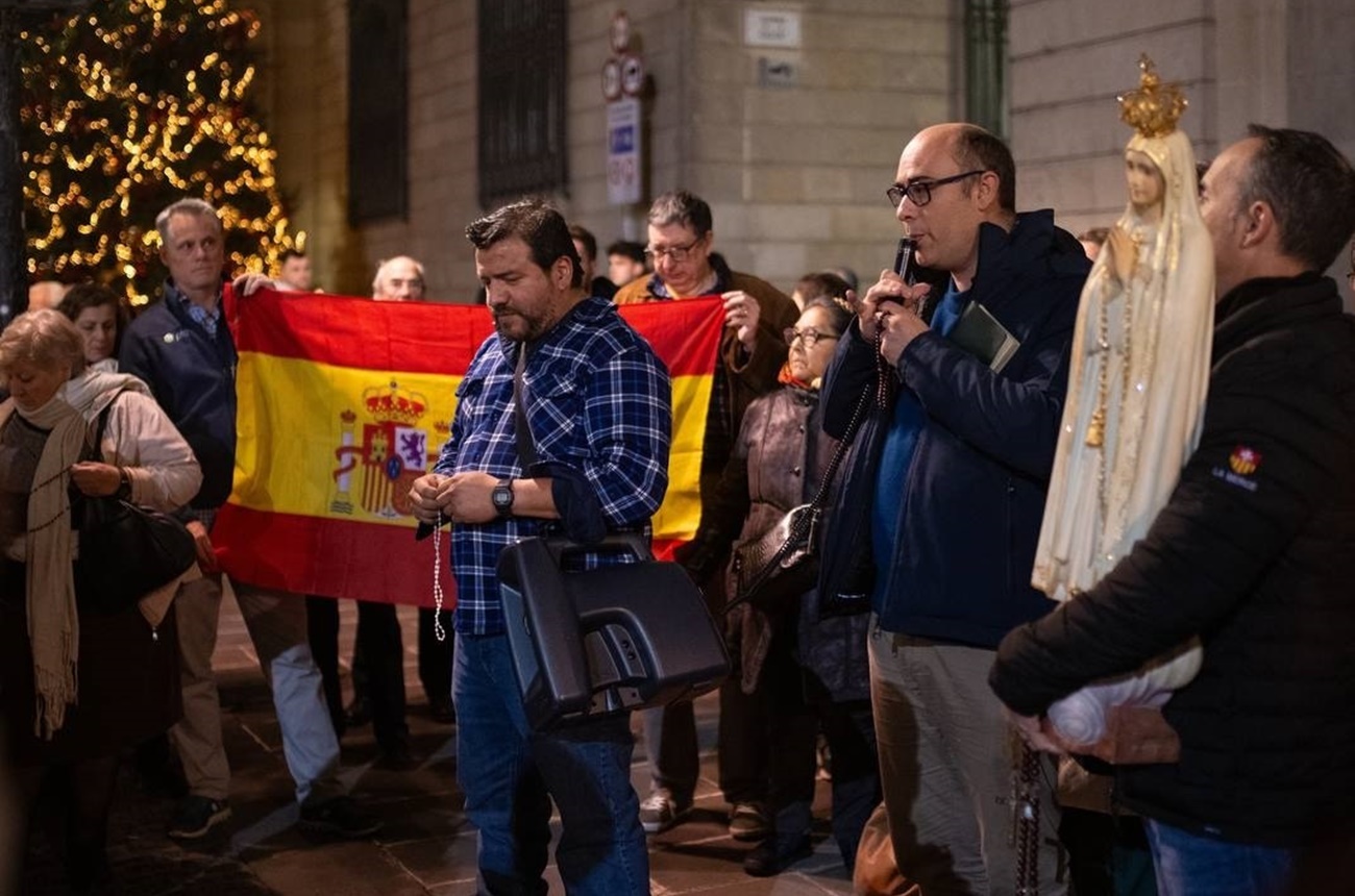 Un centenar de personas reza el Rosario por la Unidad de España en Barcelona el Día de la Inmaculada