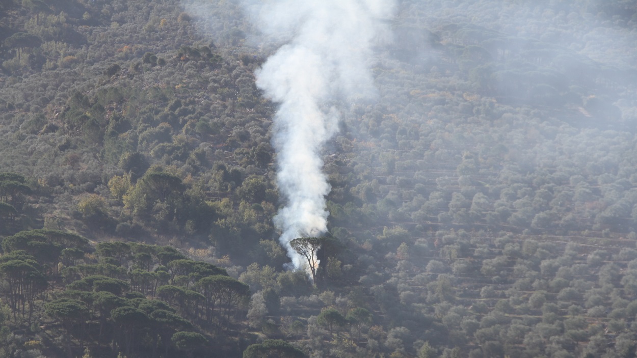 Columna de humo en Rachaya al-Foukhar, en Líbano, tras un bombardeo israelí. EP