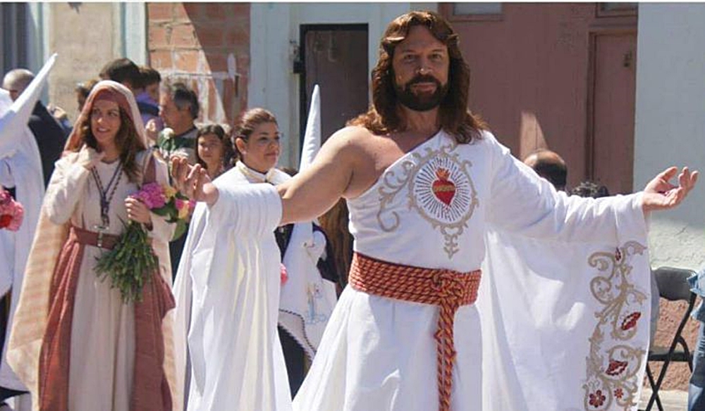 Imagen tomada de la web de la Cadena Ser de Fossati con el hombro descubierto en la procesión del pasado año.