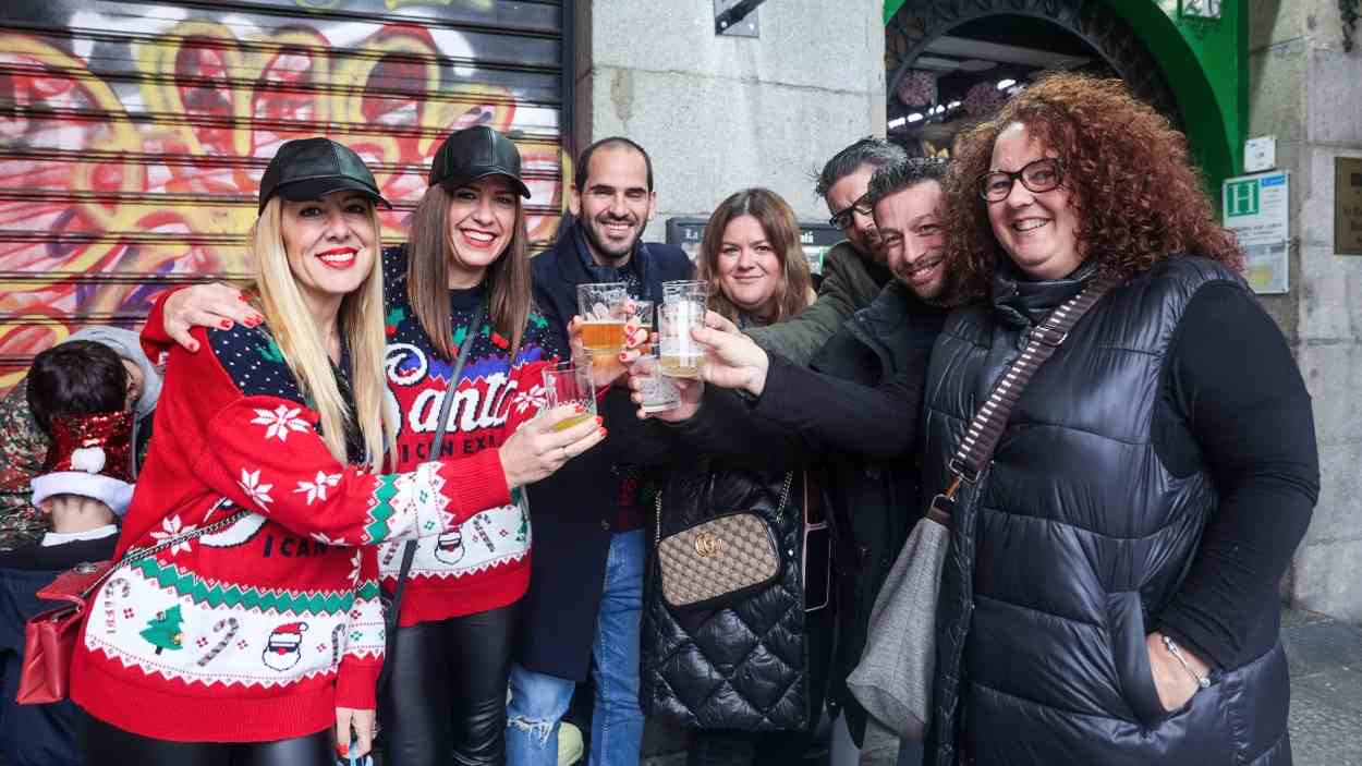 Personas toman cañas en la 'Tardebuena' de Navidad 2022 en un bar de Madrid. EP