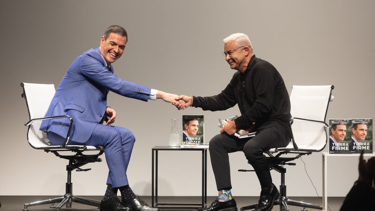 Pedro Sánchez junto a Jorge Javier Vázquez en la presentación de 'Tierra Firme'. EP.