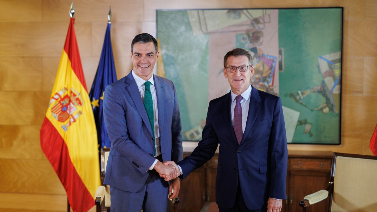 El presidente del Gobierno, Pedro Sánchez, con el líder del PP, Alberto Núñez Feijóo. EP.