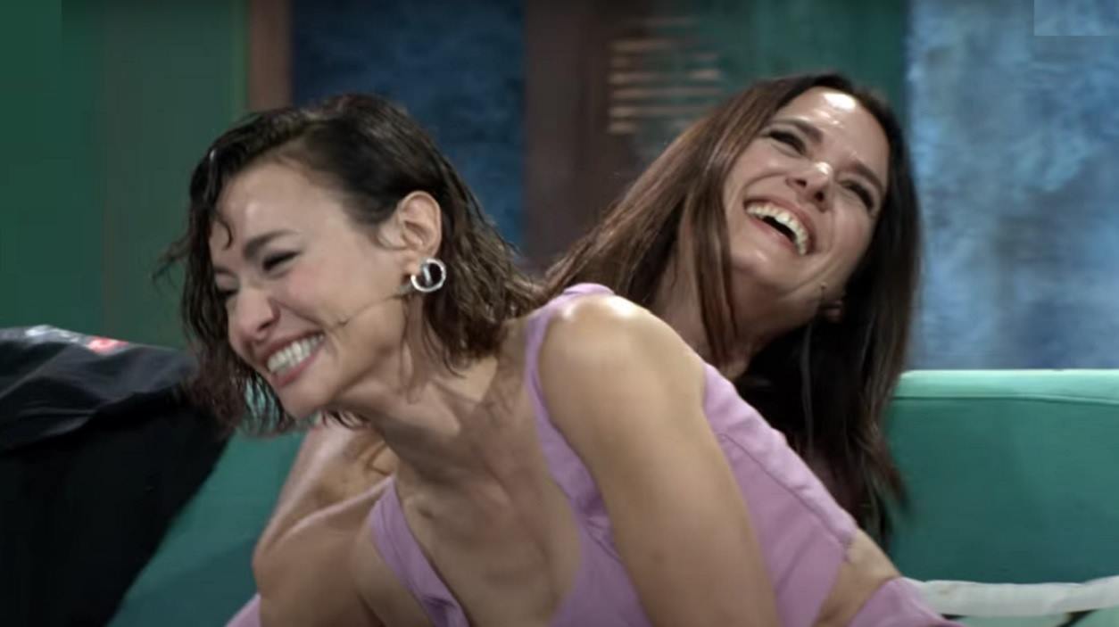 Natalia Verbeke y Eva Santaoliaria en 'La Resistencia'. Movistar