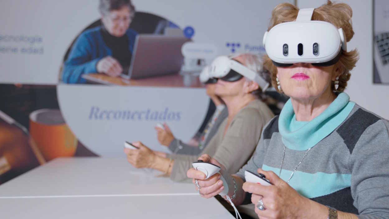 Una mujer utiliza unas gafas de realidad virtual en el espacio de Fundación Telefónica