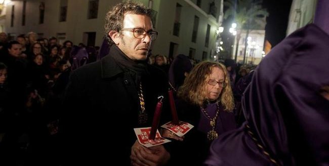 José María González Kichi, acompañando a su madre, la pasada noche en las procesiones gaditanas | EFE