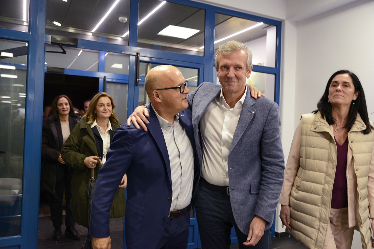 Baltar y Rueda se abrazan el día en que el primero renunció a seguir dirigiendo el PP de Ourense (Foto: Europa Press).