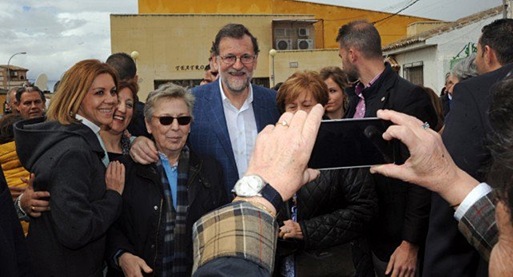 Imagen de Cospedal y Rajoy en una visita al pueblo toledano de Guadamur. 
