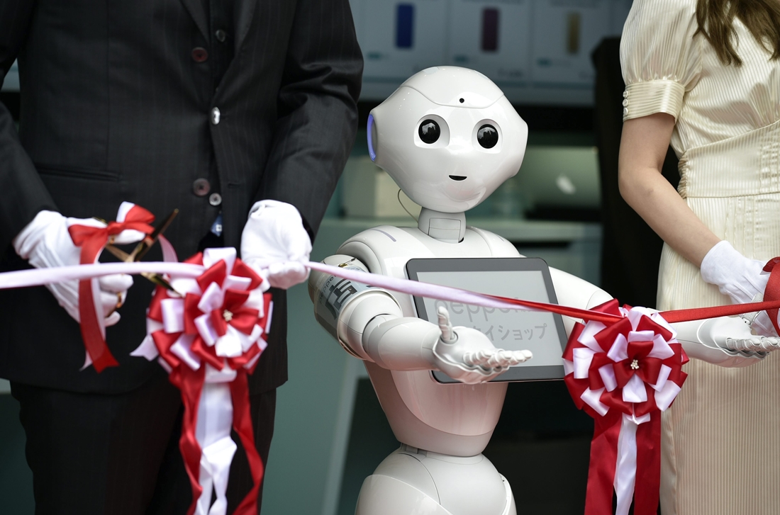 Uno de los robots Pepper durante la inauguración de la tienda. 