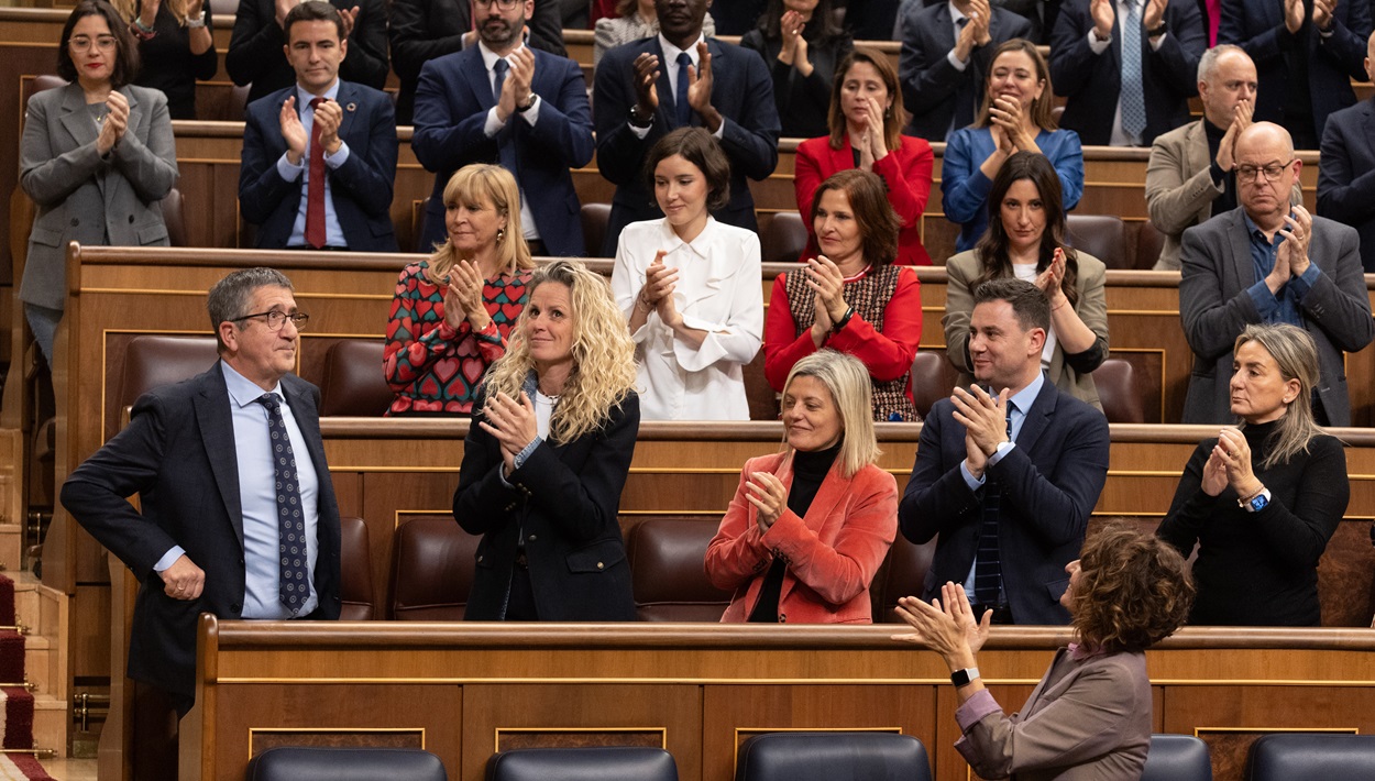 Patxi López, aplaudido por su bancada tras defender la ley de amnistía en el Congreso. EP