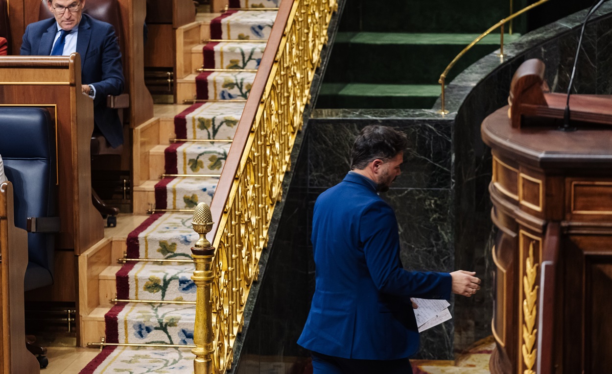 Gabriel Rufián, subiendo a tribuna en el Congreso de los Diputados. EP