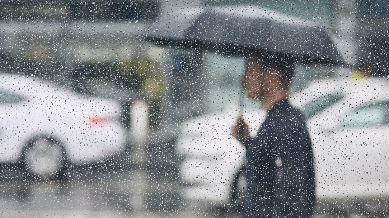 Imagen de una persona bajo la lluvia. EP. 