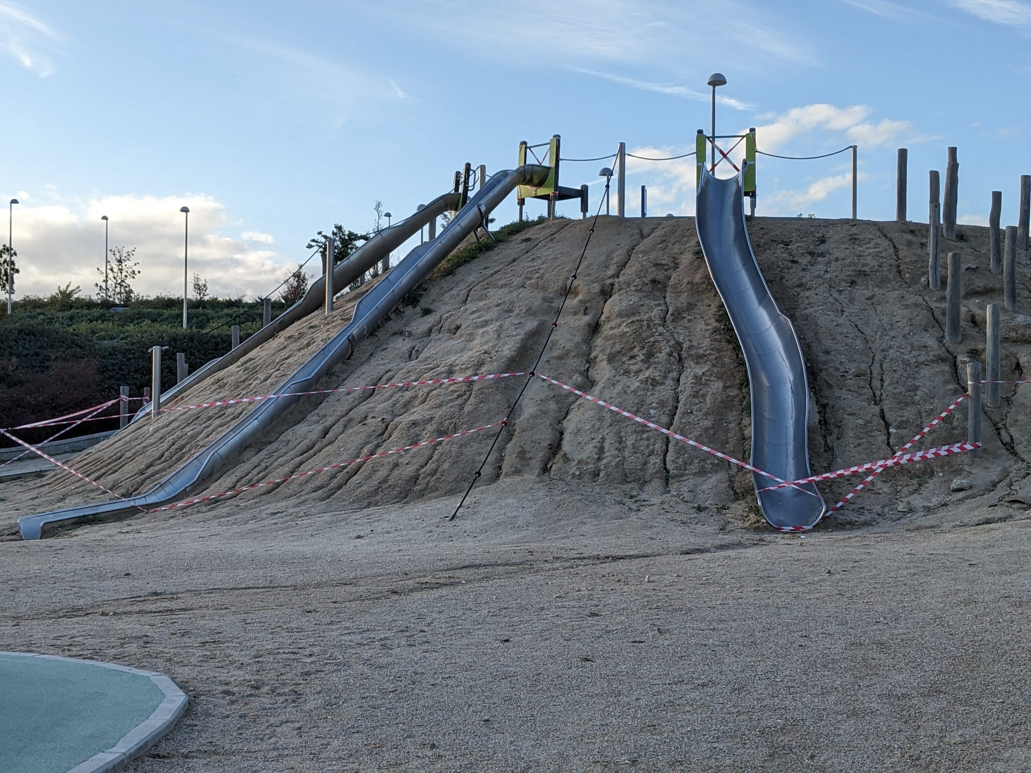 Almeida abandona el parque que inauguró para no ir al entierro de