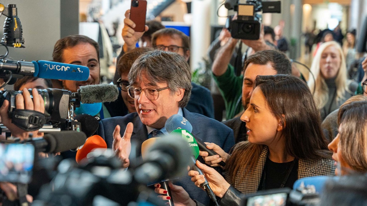 Carles Puigdemont atendiendo a los medios de comunicación tras intervenir en el Parlamento Europeo. EP
