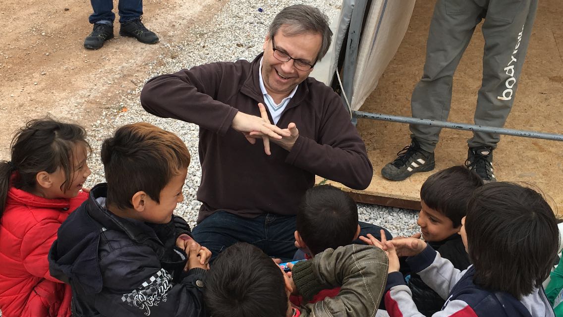Carmona jugando con un grupo de niños de un campamento situado en tierras helenas. 