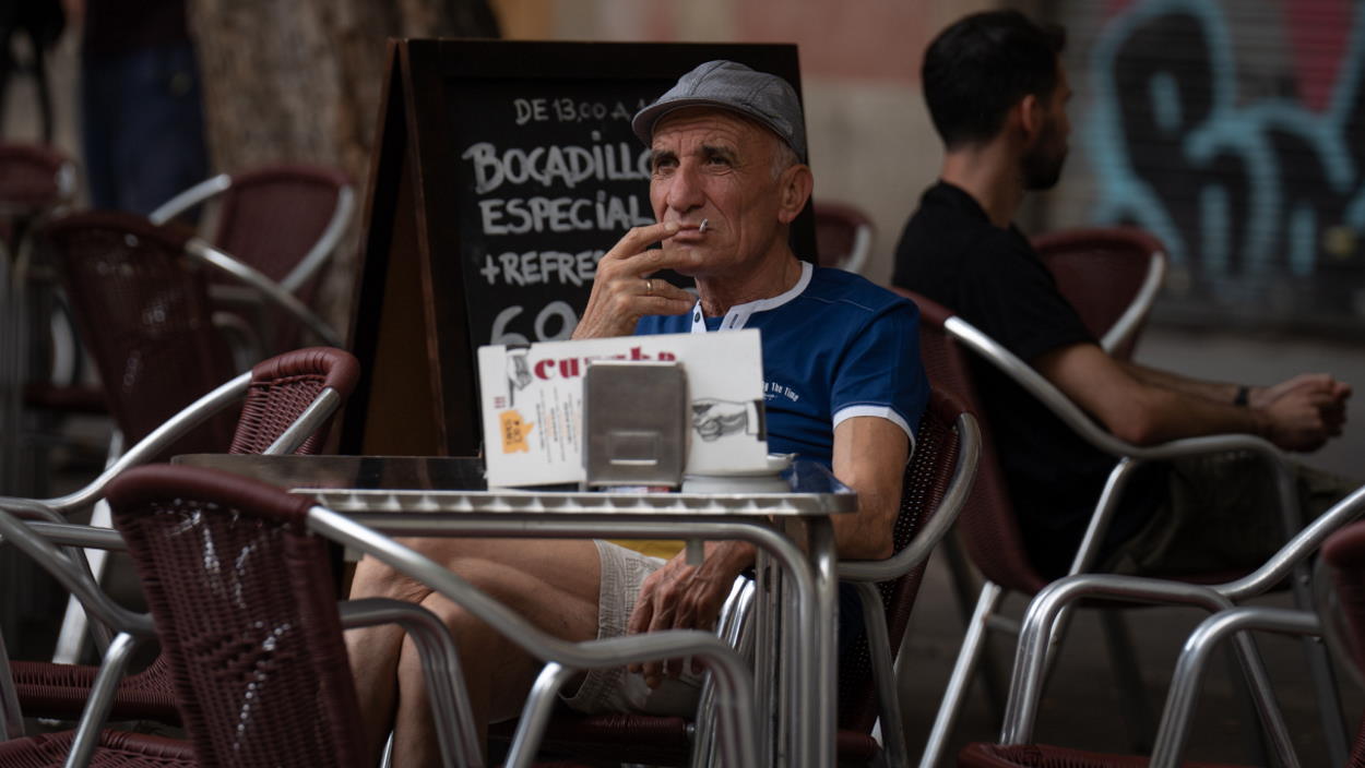 Hacienda dispara su recaudación por tabaco en pleno debate sobre fumar en las terrazas. EP.