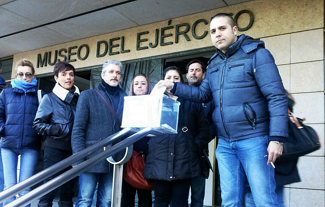 Un grupo de trabajadores votando ante el Museo del Ejército. 