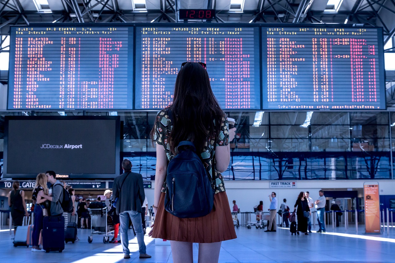 Turista en un aeropuerto. Pixabay.