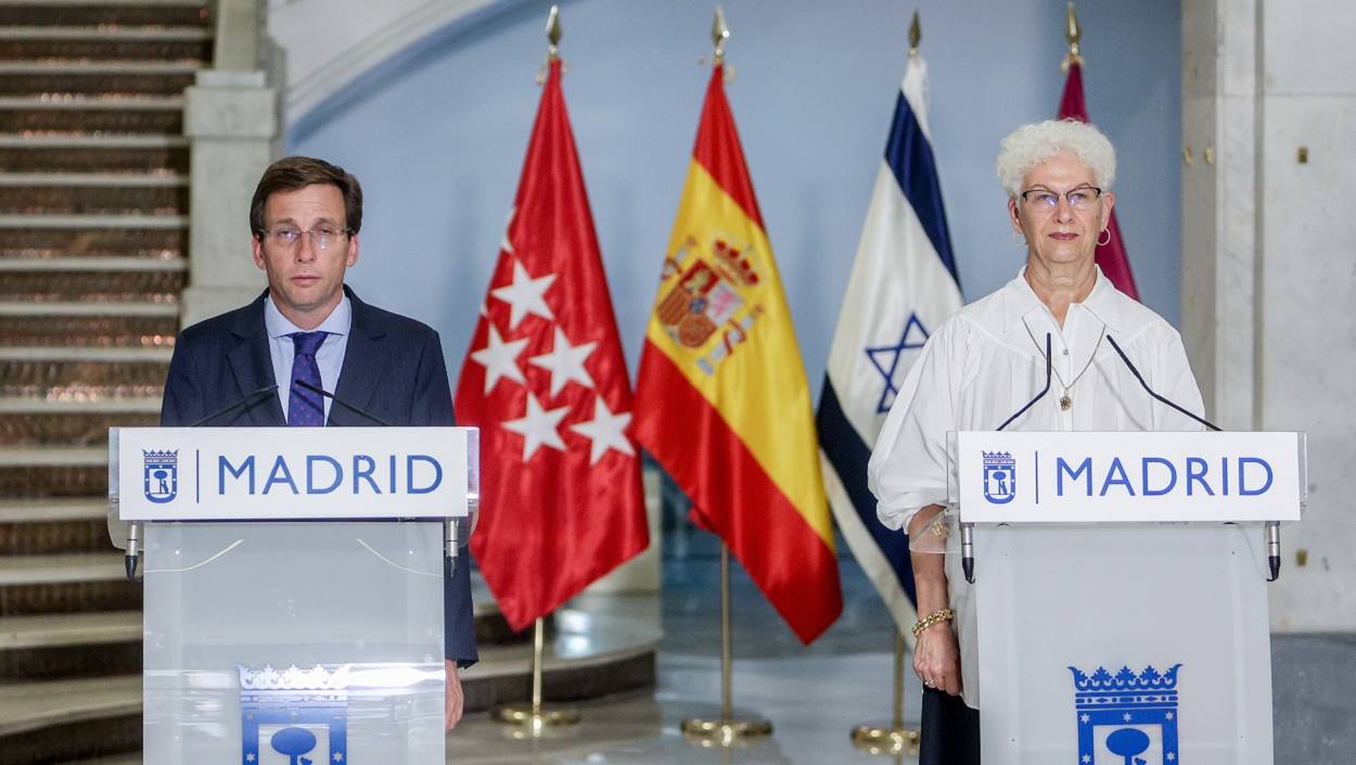 José Luis Martínez Almeida y la embajadora de Israel, Rodica Radian Gordon, a 9 de octubre. EP