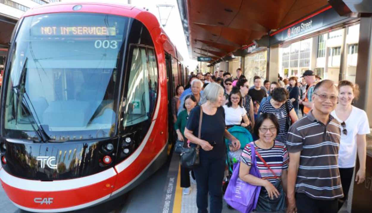 Uno de los trenes del Metro de Canberra durante una parada