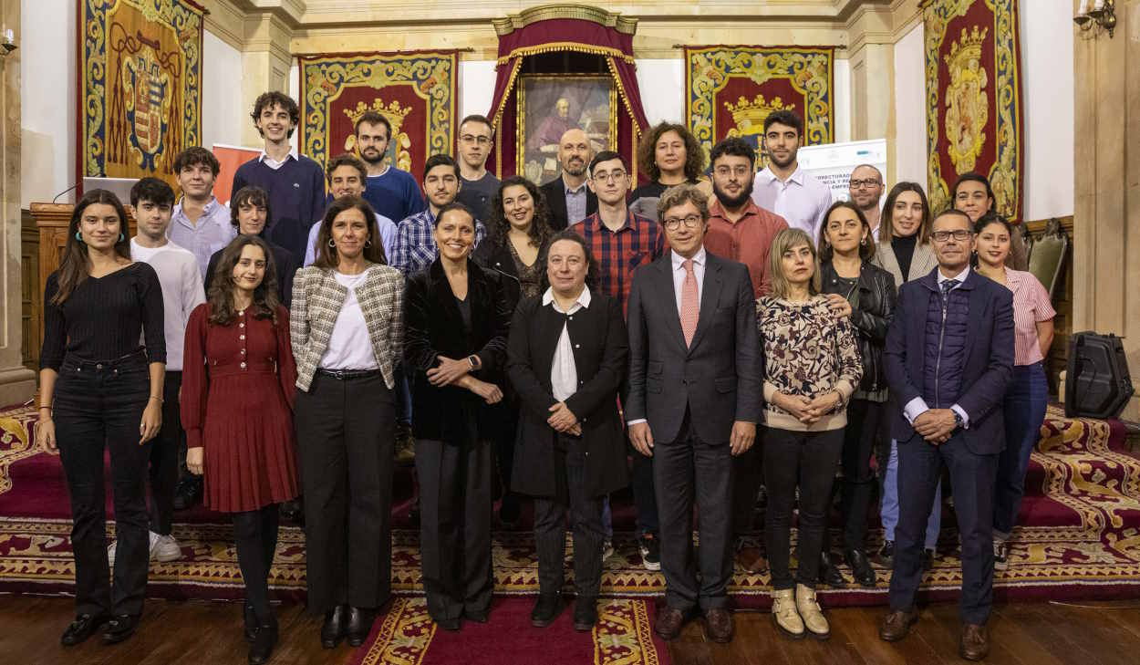 Foto de familia de los Premios TalentUO Santander a las mejores iniciativas de emprendimiento universitario