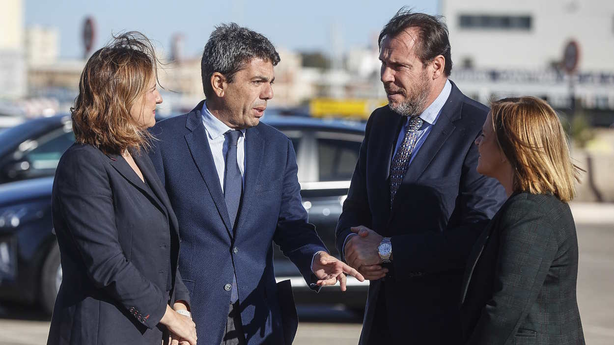 La alcaldesa de Valencia, María José Catalá; el presidente de la Generalitat Valenciana, Carlos Mazón; el ministro de Transportes, Óscar Puente, y la delegada del Gobierno, Pilar Bernabé, durante su visita al Puerto de Valencia. EP