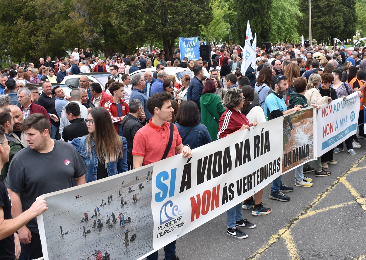 Manifestantes ante la sede del Parlamento gallego en San Caetano, Santiago de Compostela, protestando por los vertido de la mina (Foto: Europa Press).