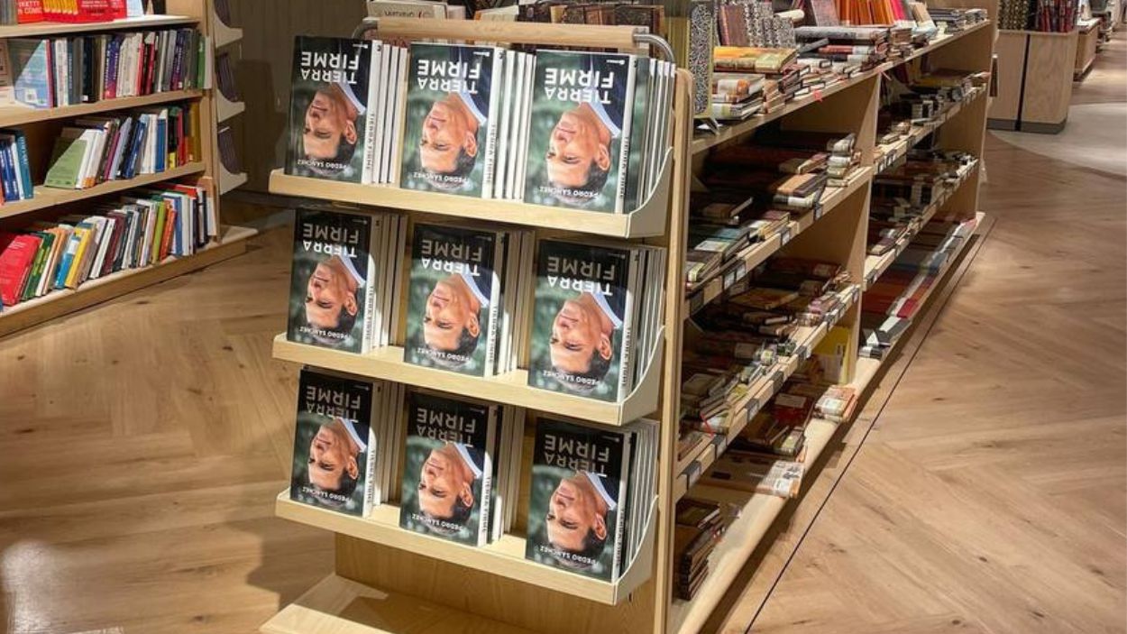 Libros de Pedro Sánchez al revés en El Corte Inglés