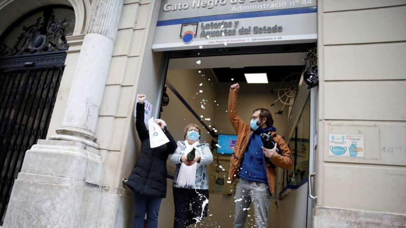 Celebracion en la administración El Gato Negro de Barcelona por el Sorteo del Niño en 2023. EP.