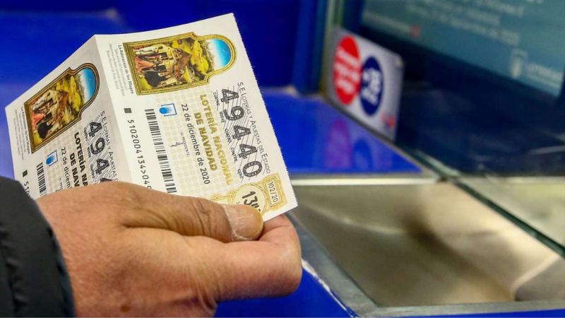 Una persona compra un décimo para el Sorteo Extraordinario de la Lotería de Navidad 2020 en la administración de lotería La Pajarita