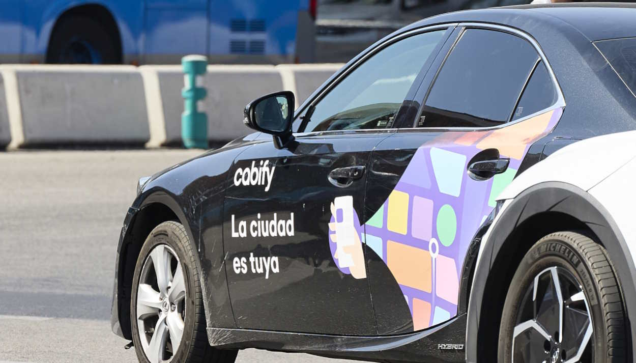 Un coche de Cabify circula por Madrid. EP