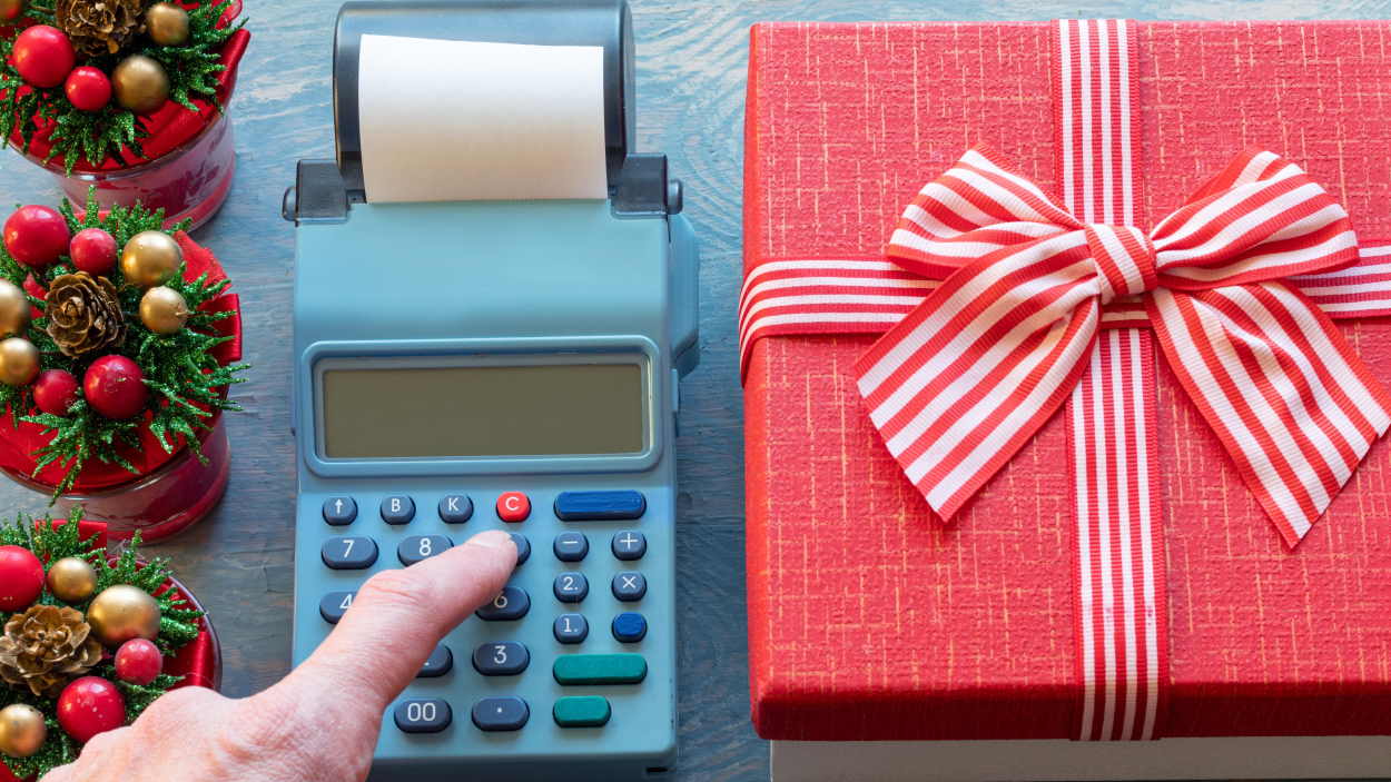 Los españoles gastaremos mucho en Navidad, pero contamos con trucos para ahorrar lo máximo. EP.