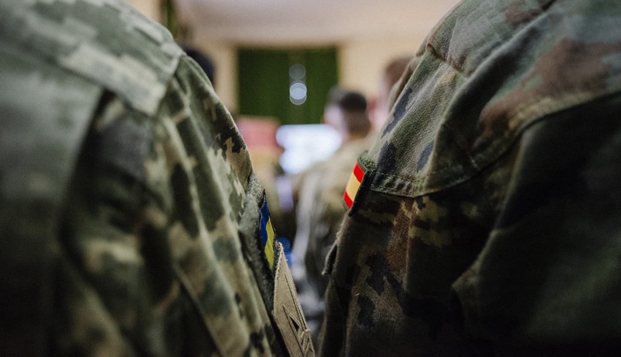 Uniforme de mandos militares del Ejército de España y Ucrania. EP