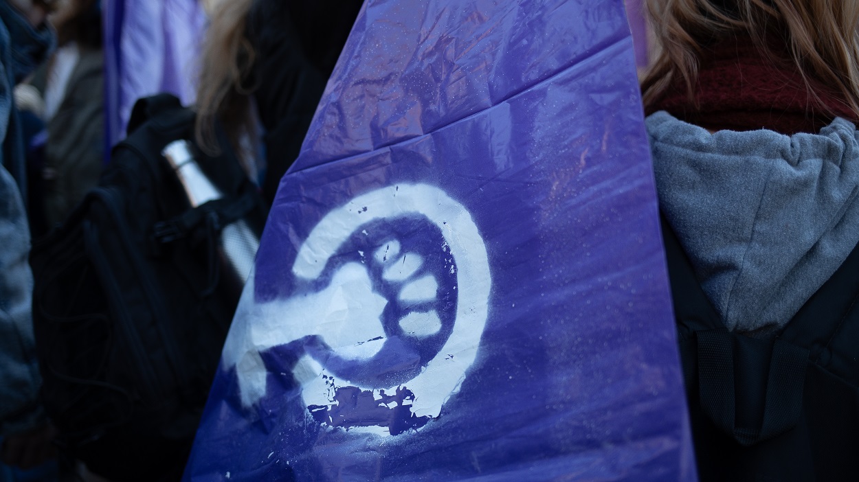 Bandera con el símbolo feminista en una manfiestación. EP