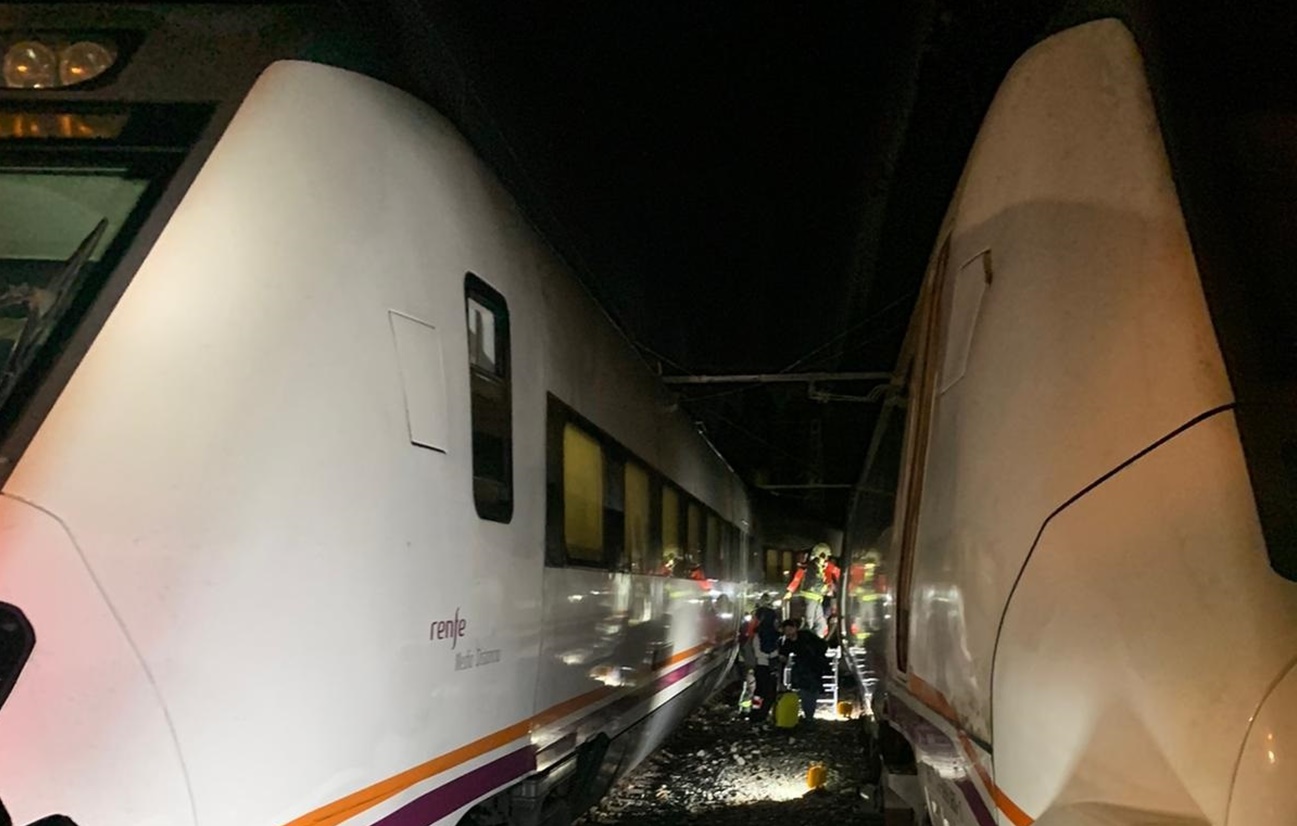 Dos trenes chocan en los túneles del Chorro