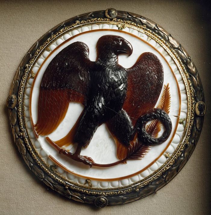 Camafeo conservado en el Museo Kunsthistorisches de Viena, en el que el águila muestra los símbolos imperiales Camafeo conservado en el Museo Kunsthistorisches de Viena, en el que el águila muestra los símbolos imperiales