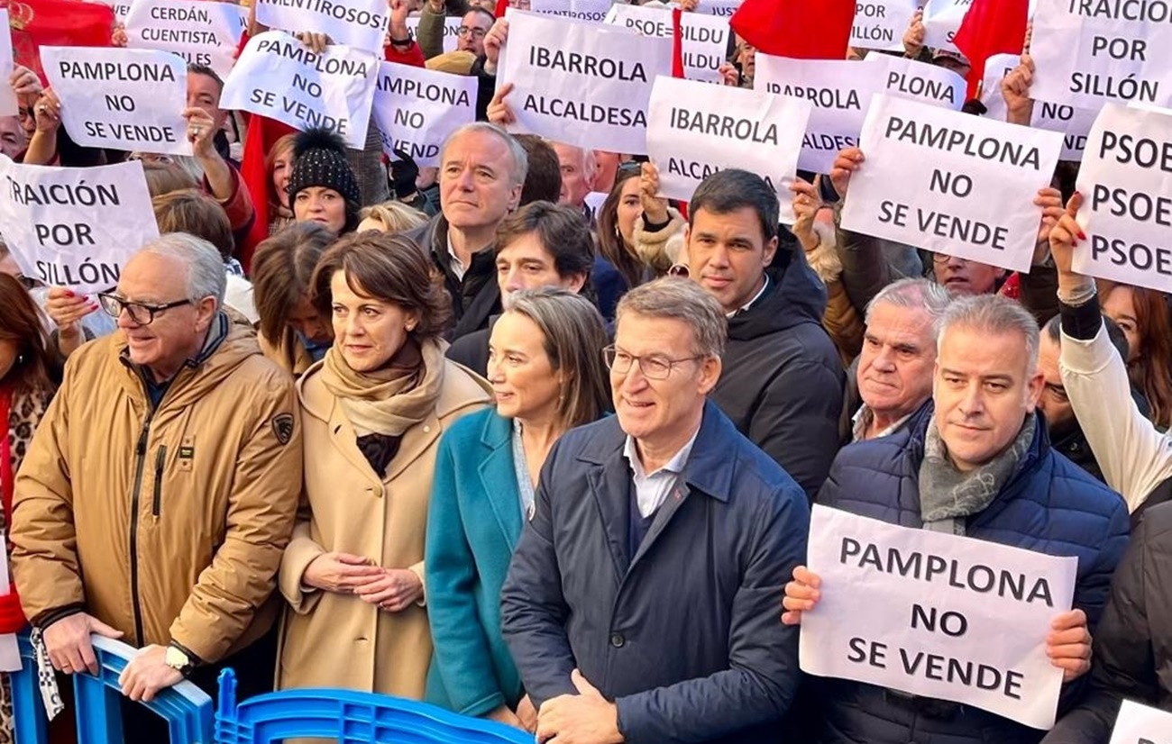 Concentración en Pamplona contra el pacto del PSOE con EH BIldu por el que esta formación obtendrá la alcaldía de la ciudad