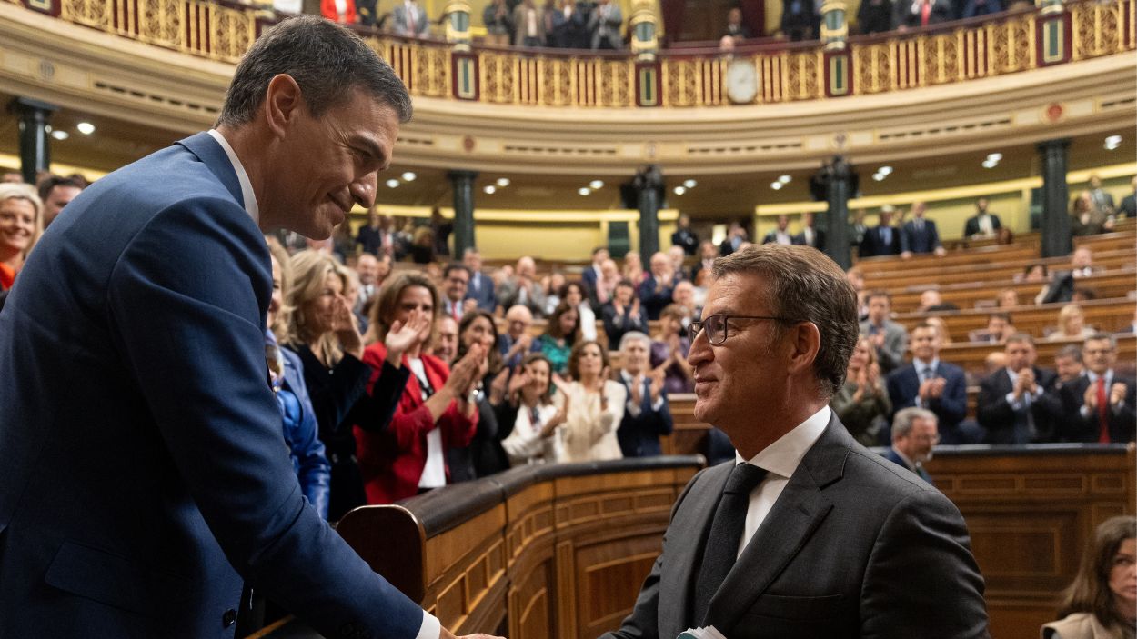 El presidente del Gobierno, Pedro Sánchez (i), saluda al presidente del PP, Alberto Núñez Feijóo (d), tras ser Sánchez votado de nuevo jefe del Ejecutivo en el debate de su investidura, a 16 de no