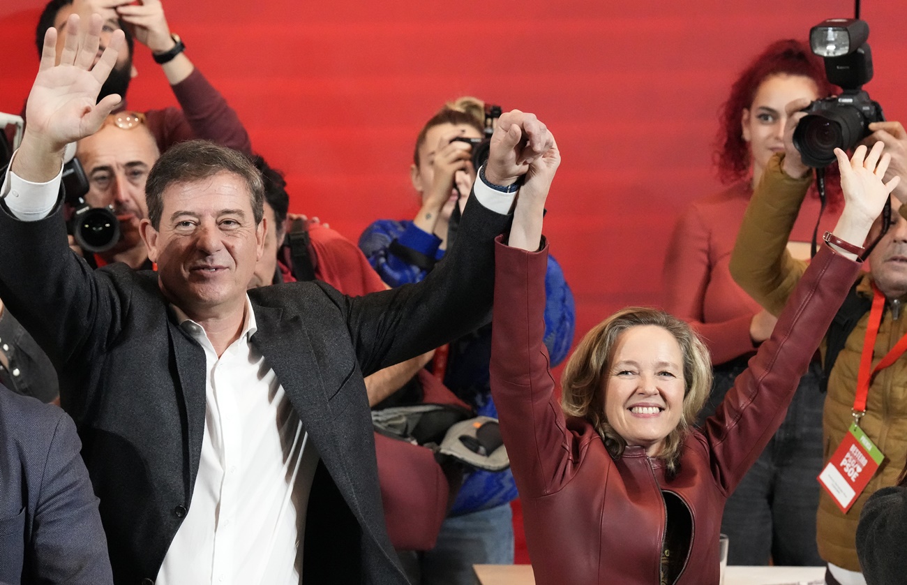Gómez Besteiro junto a Nadia Calviño en la clausura de la convención del partido. (Foto: EP)