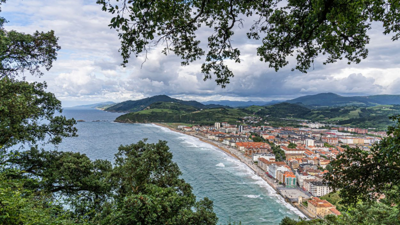 Vista panorámica de Zarautz desde el Mirador de Santa Bárbara, País Vasco.