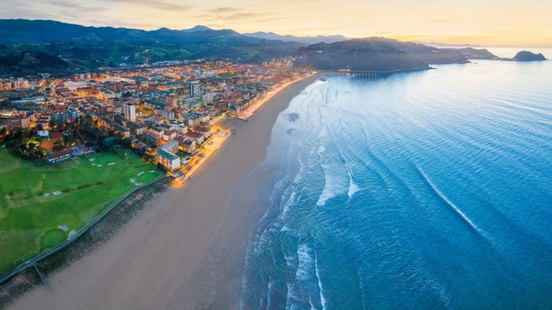 Vistas de la playa de Zarautz, la más extensa del País Vasco.