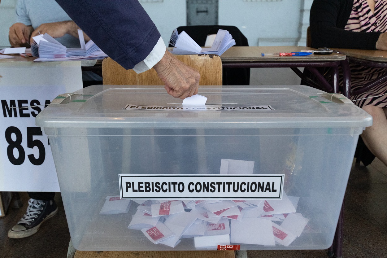 Un hombre vota en una urna en Chile. Europa Press / Contacto / Joshua Arguello