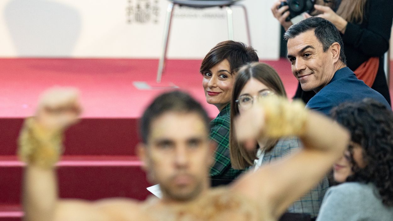 El presidente del Gobierno, Pedro Sánchez, junto a la ministra de Vivienda,  Isabel Rodríguez, en la inauguración de la Casa de la Arquitectura en Madrid. Europa Press.