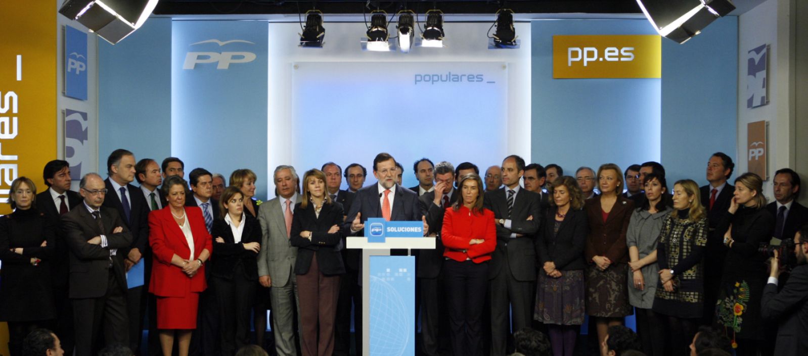 Rajoy rodeado entre los suyos