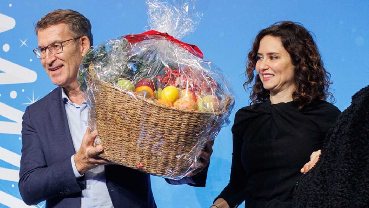 Ayuso regala cestas de fruta en la cena de navidad del PP de Madrid. EP