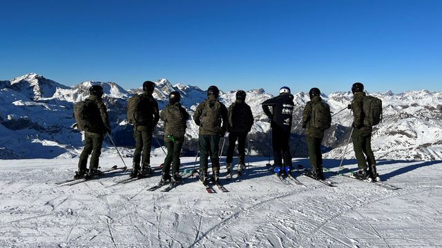 Un grupo de cadetes, a punto de descender por una pendiente. Casa de Su Majestad el Rey. Un grupo de cadetes, a punto de descender por una pendiente. Casa de Su Majestad el Rey.